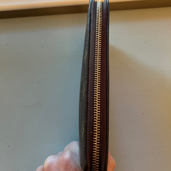 Louis Vuitton | Zippy Wallet w/ Brown Interior | Good to Great Condition - Picture 10 of 14